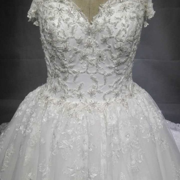 #LaToria Off the shoulder a-line bridal gown - Picture 3 of 6